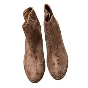 Soda size 10 faux suede side zip ankle booties in a pinkish tan color GUC